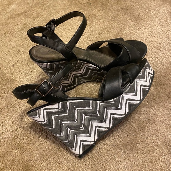 Aztec Print Wedges - Picture 2 of 3